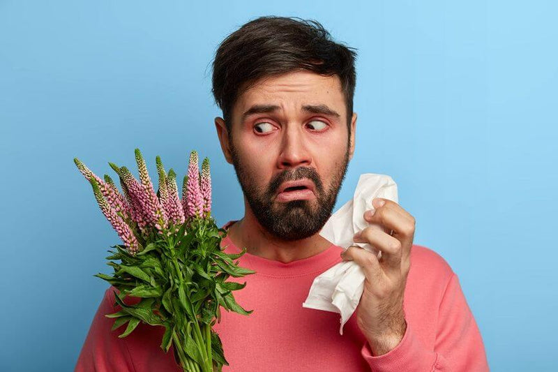 BENU - Jeukende ogen? Een lopende neus? Het allergieseizoen is inderdaad aangebroken - Les yeux qui chatouillent ? Le nez qui coule ? Et si c’était de l’allergie